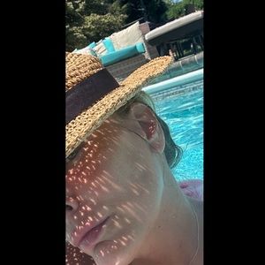 Meet your Posher, Dina